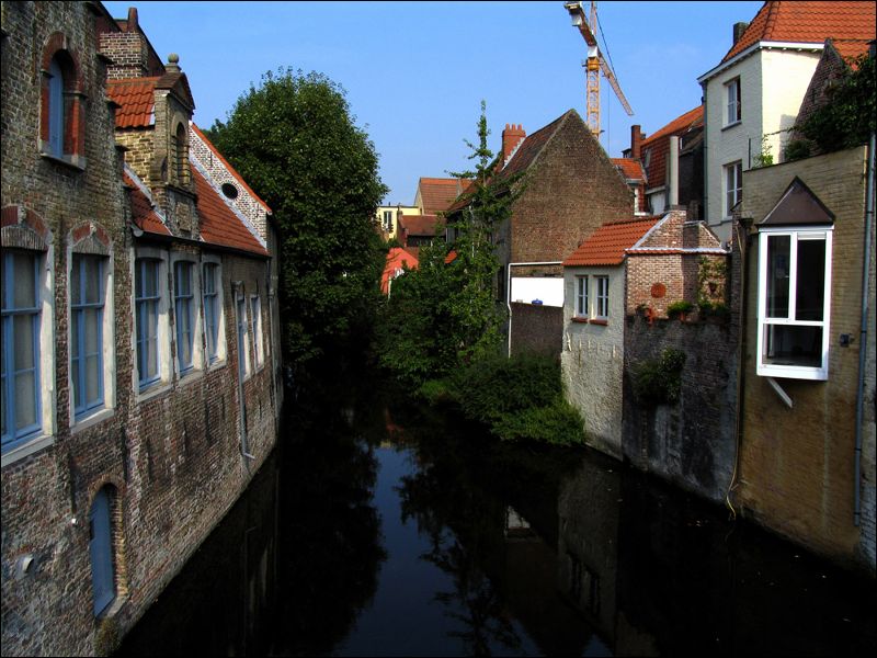gal/holiday/Bruges 2006 - Canals/Bruges_Canal_04_from_Wulfhagestraat_IMG_2557.jpg